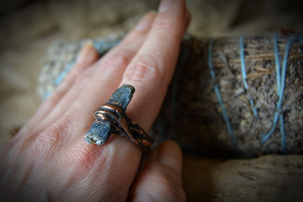 Kyanite Copper Ring (20mm) - Image 4